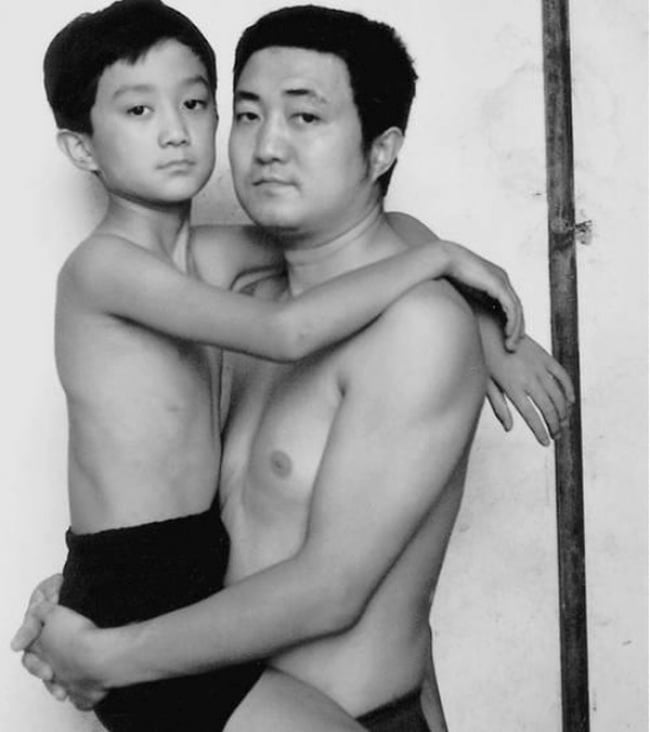 The father took a picture with his son every year for 30 years. 26 lovely pictures 10