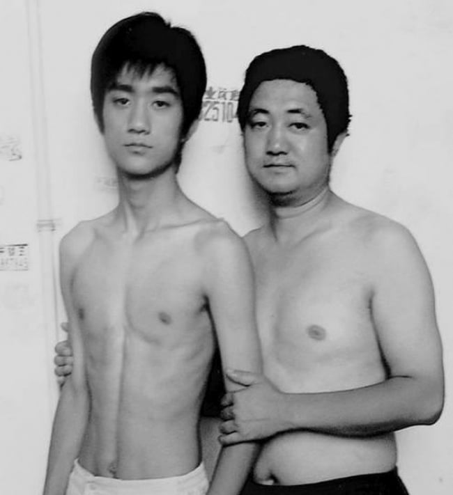 The father took a picture with his son every year for 30 years. 26 lovely pictures 16
