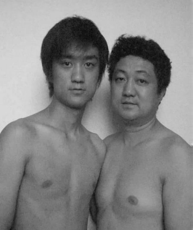 The father took a picture with his son every year for 30 years. 26 lovely pictures 17