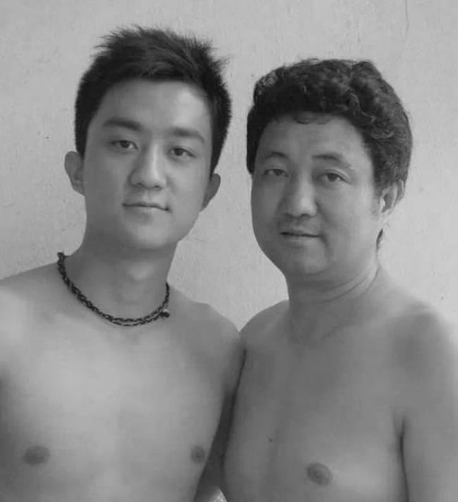 The father took a picture with his son every year for 30 years. 26 lovely pictures 18