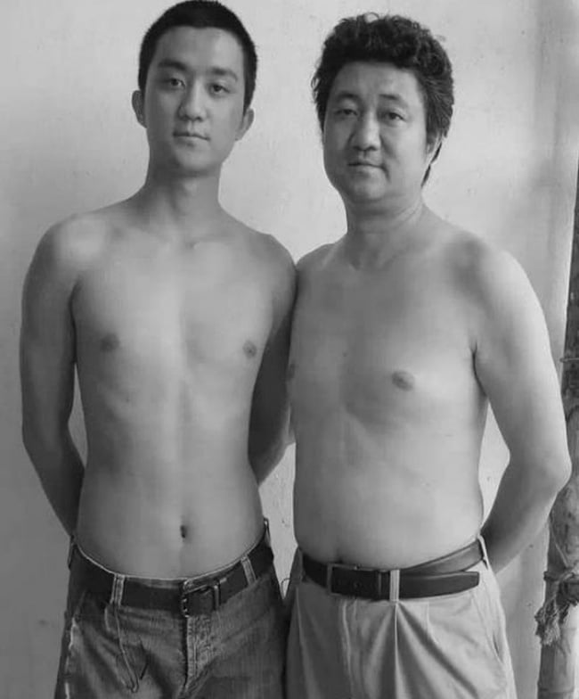 The father took a picture with his son every year for 30 years. 26 lovely pictures 20