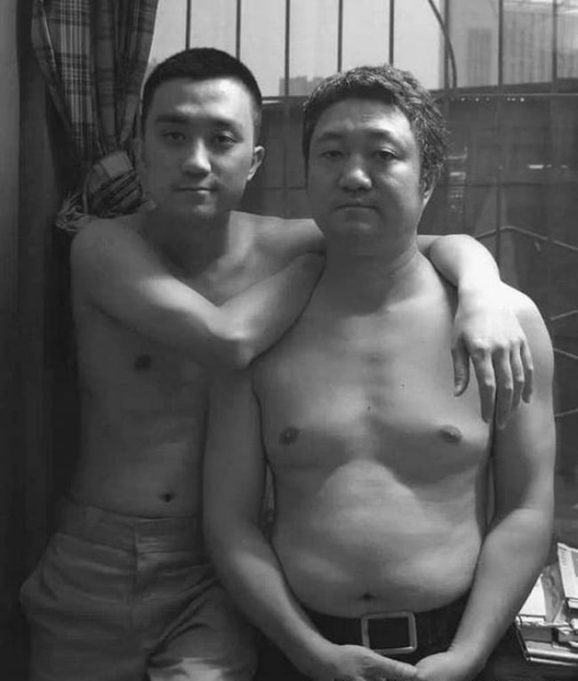 The father took a picture with his son every year for 30 years. 26 lovely pictures 23