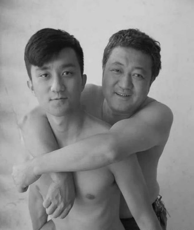 The father took a picture with his son every year for 30 years. 26 lovely pictures 25