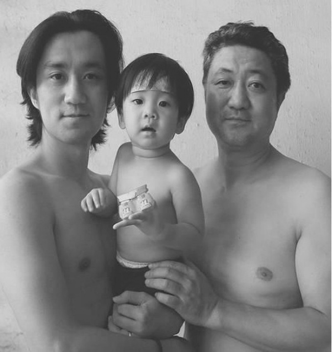 The father took pictures with his son for 30 years every year 26 lovely pictures 26