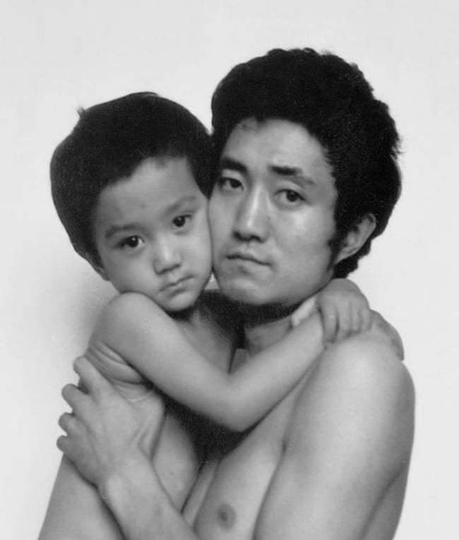 The father took a picture with his son every year for 30 years. 26 lovely pictures 3