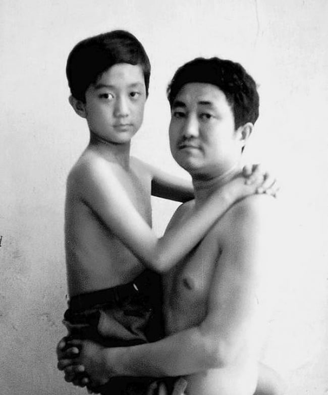 The father took a picture with his son every year for 30 years. 26 lovely pictures 9