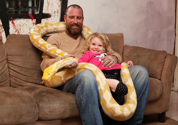 eric leblanc, eric leblanc photo, america, children with snake, kids with python, kids with lizard, animals home, reptile lovers, california, dangerous pet, children playing with snakes, play with python, weird family, amazing, coolest dad