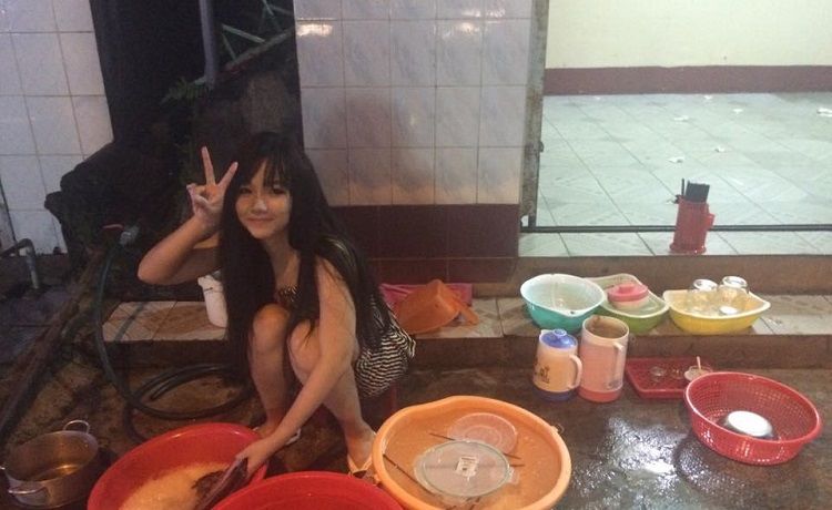 viral, asia, asian girl, hot girl, cute, aww, vietnamese girl, beautiful, dishwasher girl, sexy asian, vietnam, hottest asian, sexiest asian, hottest asian, sexiest asian