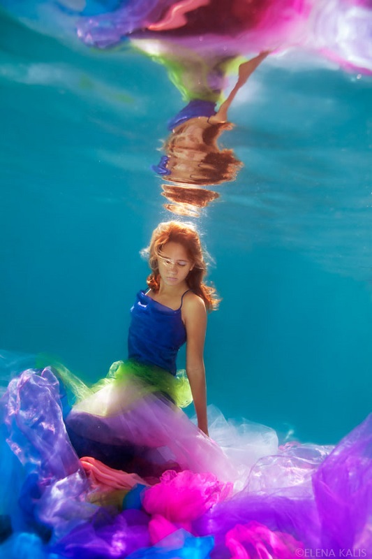 Underwater_photos_colorful_girl