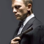skyfall-daniel-craig-with-a-gun-sideview