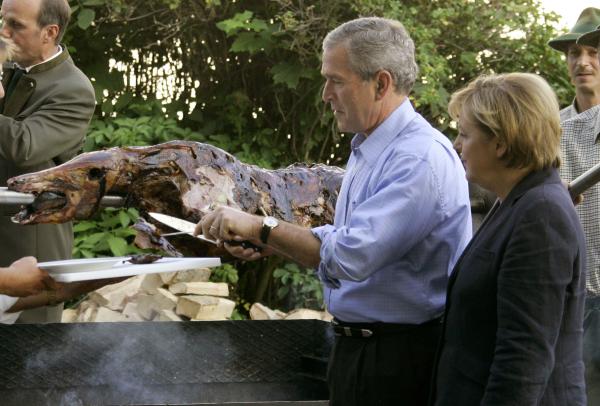 Bush and merket eating, angela merkel,