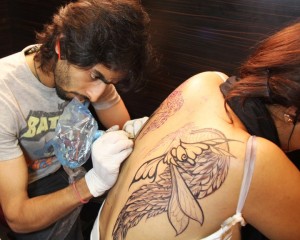 micky malani with celebs, micky malani, micky malani with anushka, micky malani with dhoni, micky malani tattoo, indian tattoo artist, celebs tattoo artist, television actors tattoo, ms dhoni tattoo, anushka sharma tattoo, cricketers tattoo, aamir khan
