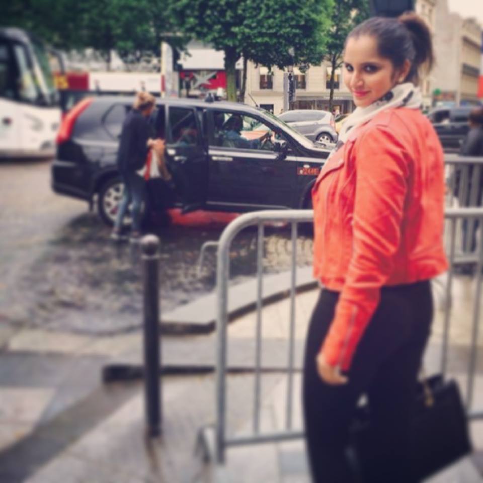 sania mirza photos, sania mirza selfie, selfie of sania, sania mirza images, hot sania mirza, selfie of indian celebs, selfie of tennis player, facebook images of sania, sania mirza on social networking, hot indian player, hot selfie, hot indian selfie, hot asian selfie.