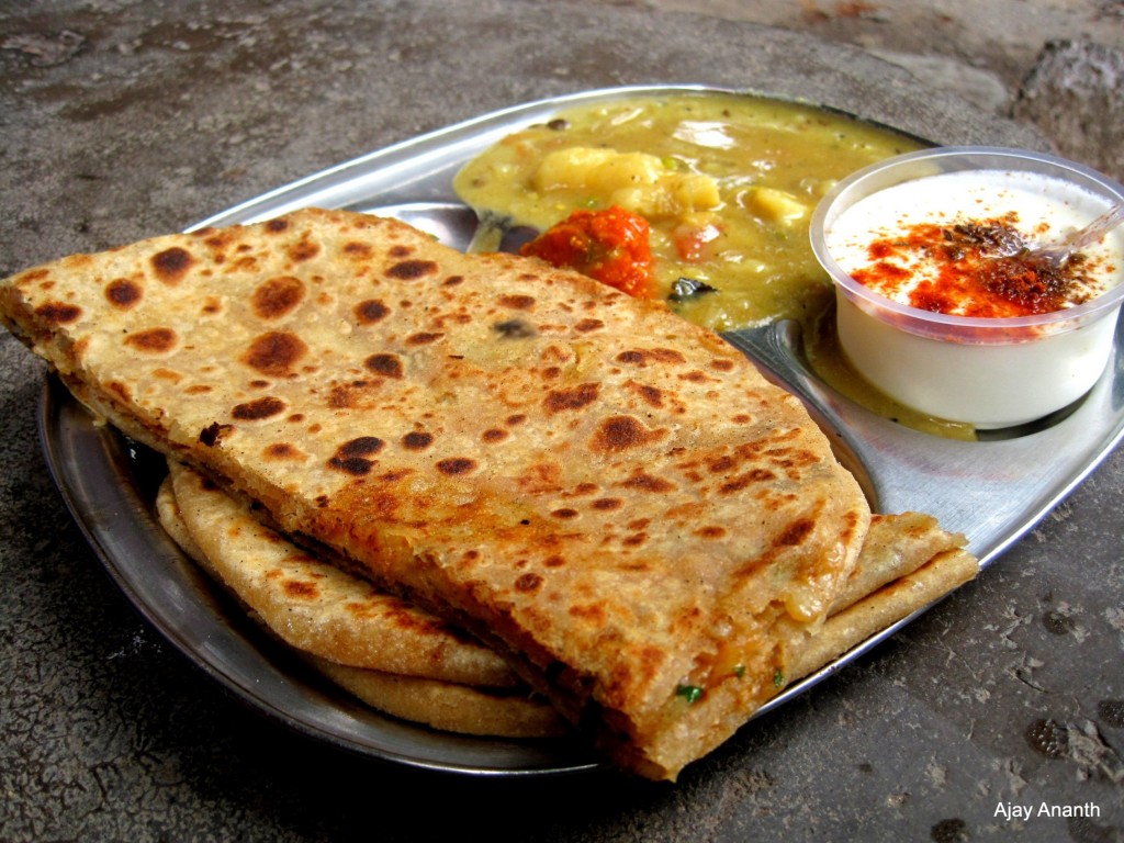 monsoon magic,monsoon,Garama garam chai & pakode,rains,Aloo samosa,Bread roll,Malpua,Stuffed bread pakoda,Aloo parantha & dahi,Pao bhaji with tons of melting butter,Crispy spring rolls,Steamed chicken momos with red chilly sauce,Chole bhature,Fried kachoris,Aloo tikki,Bhutta with nimbu & masala