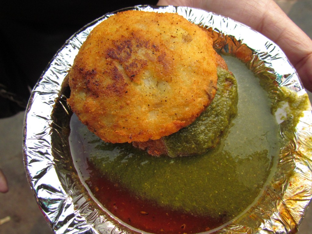 monsoon magic,monsoon,Garama garam chai & pakode,rains,Aloo samosa,Bread roll,Malpua,Stuffed bread pakoda,Aloo parantha & dahi,Pao bhaji with tons of melting butter,Crispy spring rolls,Steamed chicken momos with red chilly sauce,Chole bhature,Fried kachoris,Aloo tikki,Bhutta with nimbu & masala