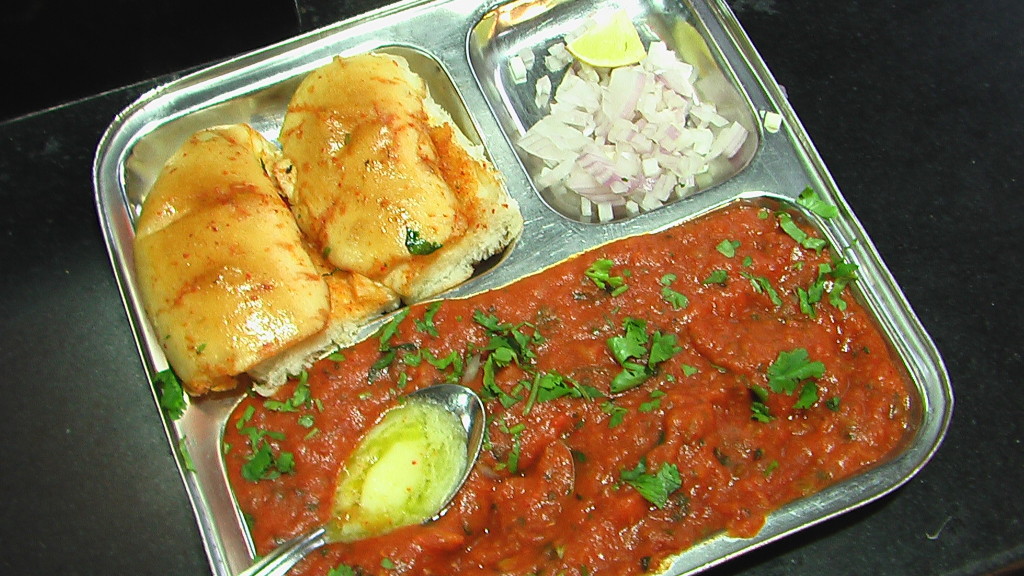 monsoon magic,monsoon,Garama garam chai & pakode,rains,Aloo samosa,Bread roll,Malpua,Stuffed bread pakoda,Aloo parantha & dahi,Pao bhaji with tons of melting butter,Crispy spring rolls,Steamed chicken momos with red chilly sauce,Chole bhature,Fried kachoris,Aloo tikki,Bhutta with nimbu & masala