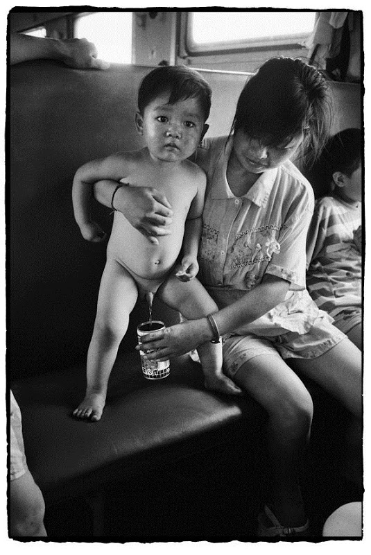 China, people, photography, trains, wang fuchun, history images, historic images, old china photos, cute chinese peoples, chinese kids, black and white photos, china black and white, black & white china, chinese in train, chinese life in gtrain, inside chinese train, life in train, chinese family, chinese couples train, chinese kids train, why we love china, black & white photography, wang fuchun photography, beijing