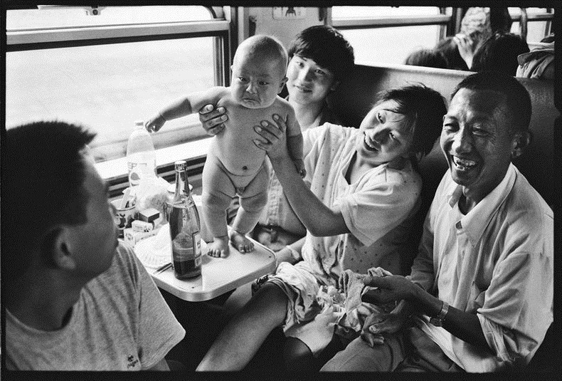 China, people, photography, trains, wang fuchun, history images, historic images, old china photos, cute chinese peoples, chinese kids, black and white photos, china black and white, black & white china, chinese in train, chinese life in gtrain, inside chinese train, life in train, chinese family, chinese couples train, chinese kids train, why we love china, black & white photography, wang fuchun photography, beijing