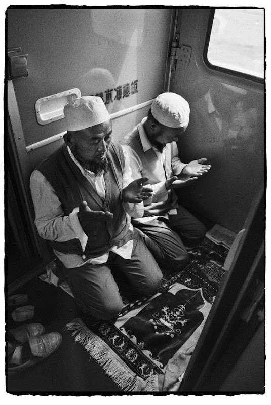 china, people, photography, trains, wang fuchun, history images, historic images, old china photos, cute chinese peoples, chinese kids, black and white photos, china black and white, black & white china, chinese in train, chinese life in gtrain, inside chinese train, life in train, chinese family, chinese couples train, chinese kids train, why we love china, black & white photography, wang fuchun photography, beijing