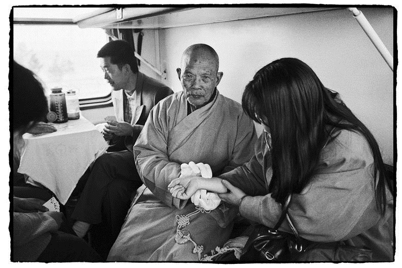 china, people, photography, trains, wang fuchun, history images, historic images, old china photos, cute chinese peoples, chinese kids, black and white photos, china black and white, black & white china, chinese in train, chinese life in gtrain, inside chinese train, life in train, chinese family, chinese couples train, chinese kids train, why we love china, black & white photography, wang fuchun photography, beijing