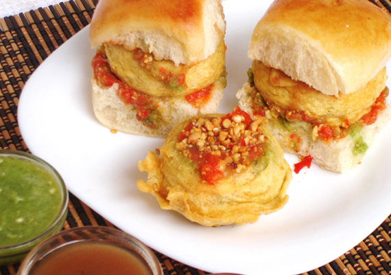 Indian Street Food, Vada Pav, Bhel Puri, Dabeli, Chole Kulcha, Gol Gappe, Chaat, Poha jalebi, Naan Khatai, Ghugni Chaat, Pav Bhaaji, Indore, varanasi, Mumbai, Best Street Food of india, best chaat in india, best food of india, Kolkata food, Punjab, amritsar, chole Kulcha recipe, gujarat, ahmedabaad, food recipe