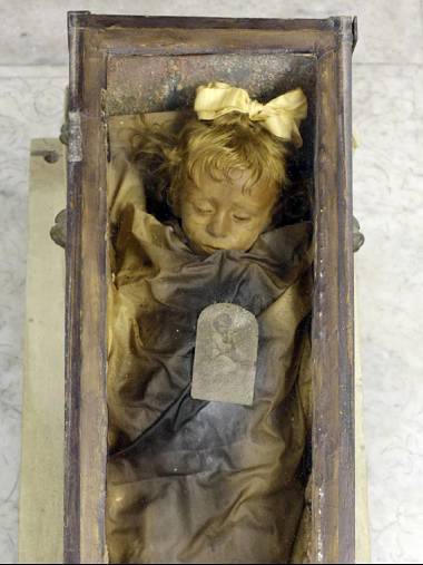 rosalia lombardo eyes open, rosalia lombardo eyes open and close, rosalia lombardo time lapse, otzi the iceman, rosalia lombardo parents tollund man, bernadette soubirous, rosalia lombardo decomposing, rosalia lombardo, mummy, best mummy, child mummy, Italian child, italy, omg, wtf, secret of rosalia lombardo, girls mummy