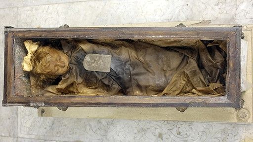 rosalia lombardo eyes open, rosalia lombardo eyes open and close, rosalia lombardo time lapse, otzi the iceman, rosalia lombardo parents tollund man, bernadette soubirous, rosalia lombardo decomposing, rosalia lombardo, mummy, best mummy, child mummy, Italian child, italy, omg, wtf, secret of rosalia lombardo, girls mummy