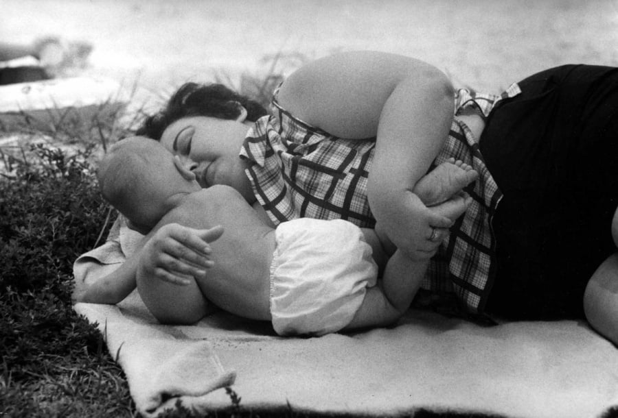 Mom and baby, loveyoumom, cute kids, best photos, best mom and baby photos, ken heyman, ken heyman photos, mom, margaret mead