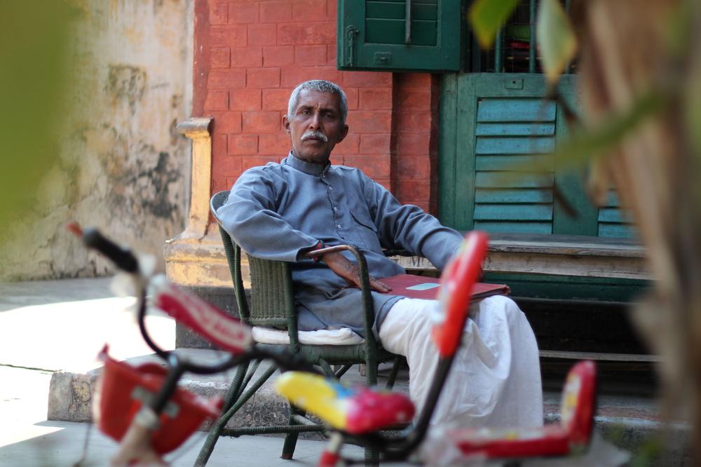 Old indian man in moksha bhavan 1