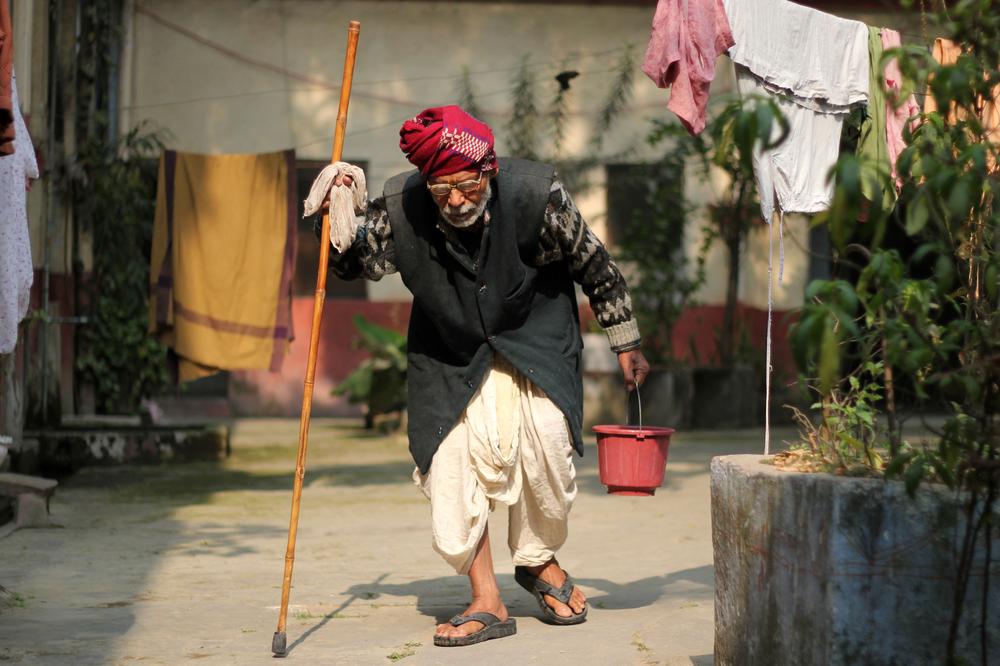 Old indian man in moksha bhavan 2