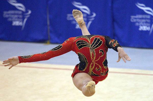 Perfectly-timed-photos-headless-gymnast