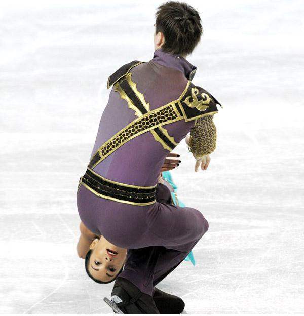 Perfectly-timed-photos-ice-skating