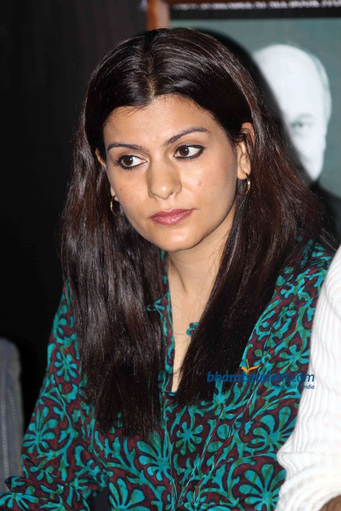 Nidhi Razdan hot