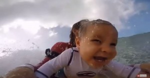 baby bodyboarder, baby's first time surfing, best video, cute, lol, funny, viral, omg, father, surfing, surf baby, amazing