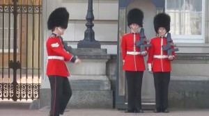 britain, british, Buckingham Palace, England, english, Fail, fall, Funny, Ouch, royal guard