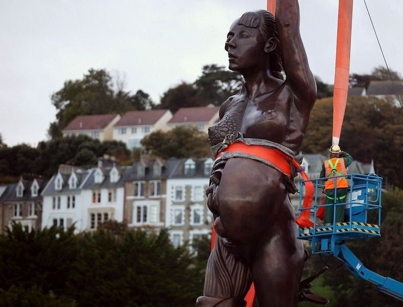 pregnant woman sculpture, damien hirst art