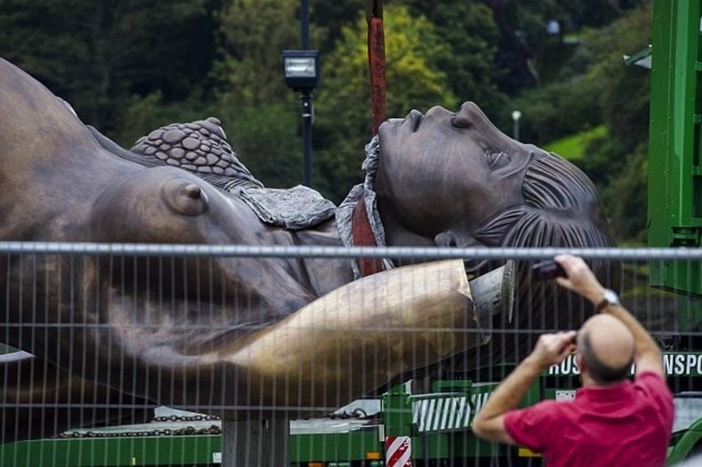 Pregnant woman sculpture, damien hirst art