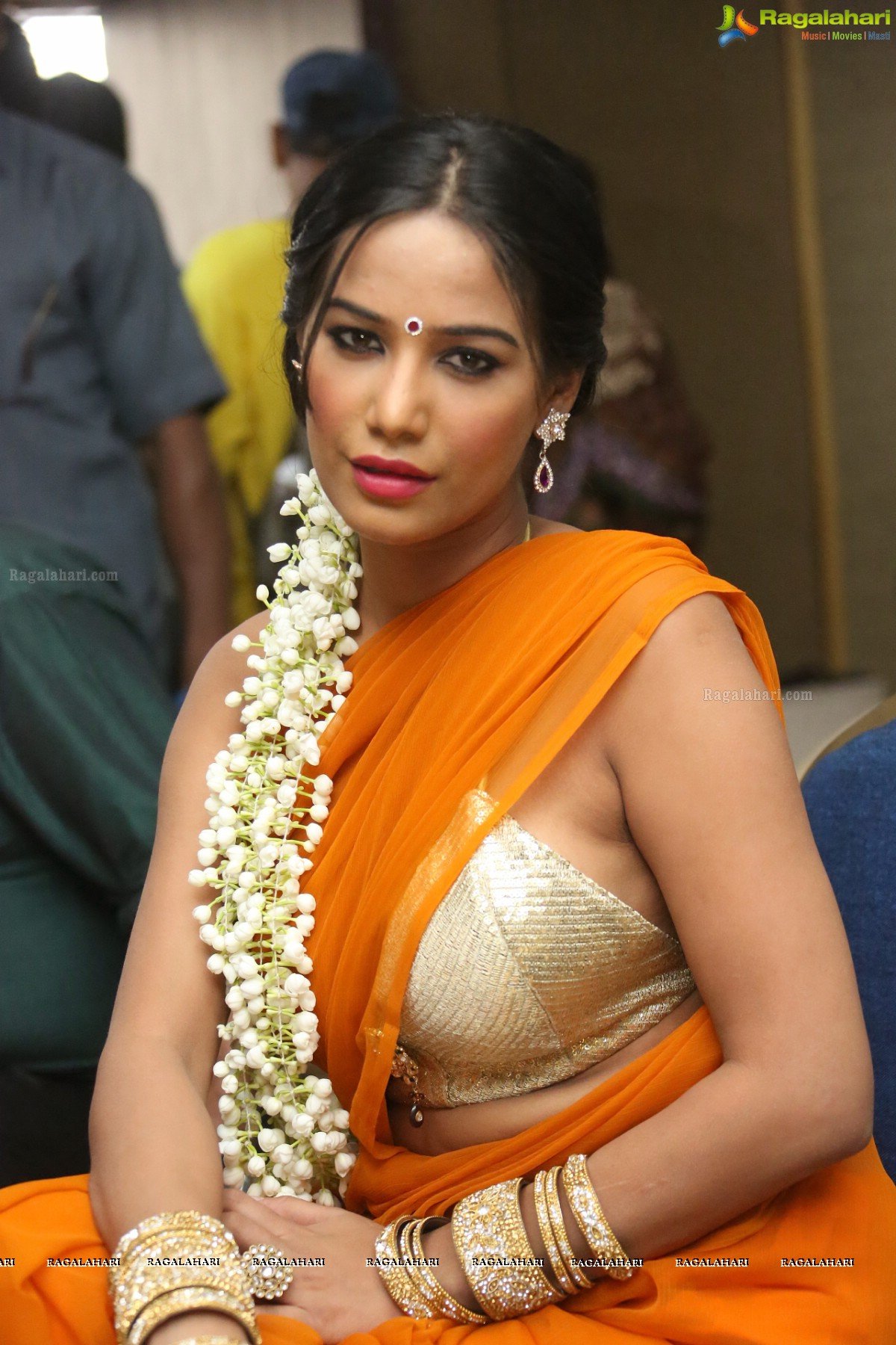 20 Hot Sexy Poonam Pandey Latest Twitter Photos