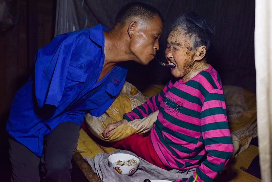 chen, chen xinyin, lost arms, man, feed, sick mother, teeth, son, man with no arms, son with no arms, paralyzed mother, 91-year-old mother, motivational, inspirational, cooking with feet, south west China