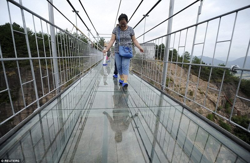 8 Amazing Pics Of Longest Glass-Bottomed Suspension Bridge ... - 800 x 522 jpeg 122kB