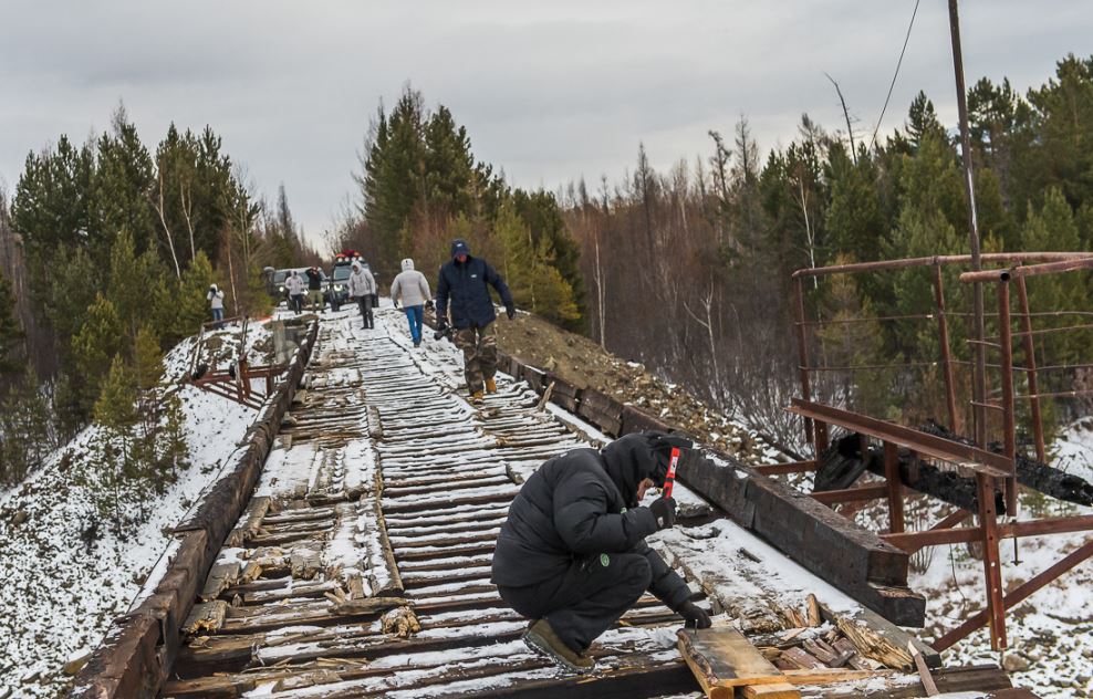 vehicle bridge, russia, russia bridge, siberia,trans siberia, trans baikal , deadliest bridge, scariest bridge,dengerous bridge