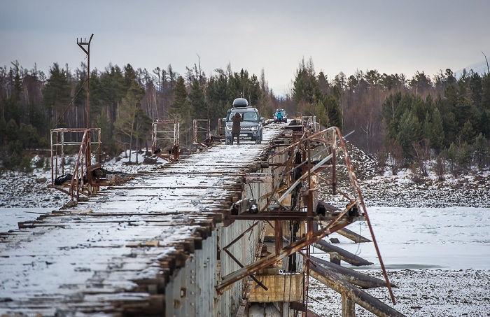 vehicle bridge, russia, russia bridge, siberia,trans siberia, trans baikal , deadliest bridge, scariest bridge,dengerous bridge