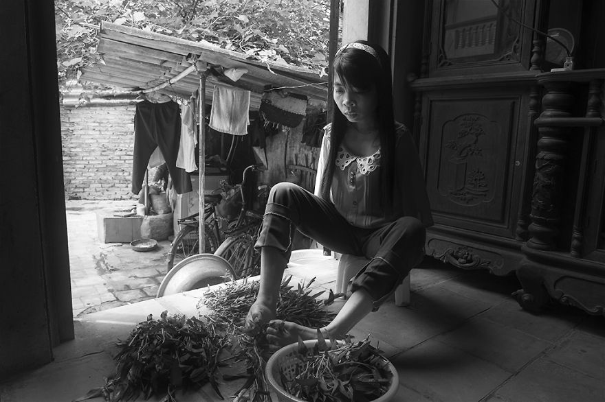 Vietnamese Girl, Nguyet, Vietnam, photography, girl without arm, war, agent orange, toxic chemicals, Nguyen Vu Phuoc, motivational, inspiring, bad effect