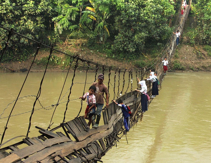 Dangerous, school, weird, photography, amazing, dangerous journey to school, asia, india school children, indonesia school, china school, colombia, african