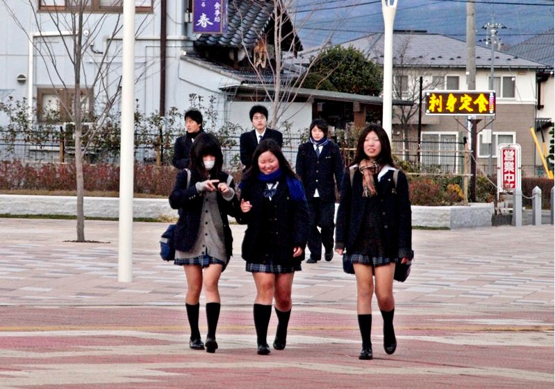 16 Photos Of Japanese School Girls Wearing Miniskirts In Freezing Winter Weird Fashion Kogal Reckon Talk