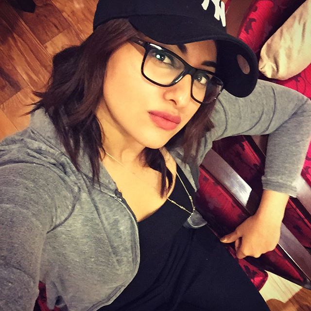 Sonakshi sinha, sonakshi sinha hot, sonakshi sinha sexy, sonakshi sinha photo, sonakshi sinha wallpaper, hot actress photos, indian actress, sonakshi sinha twitter, sonakshi   sinha instagram, sonakshi sinha facebook, bollywood, sonakshi sinha mother, sonakshi sinha selfie, sonakshi sinha without makeup, sonaksi, sonakshi, sonakshi sinha dubsmash, dubsmasher, crazy