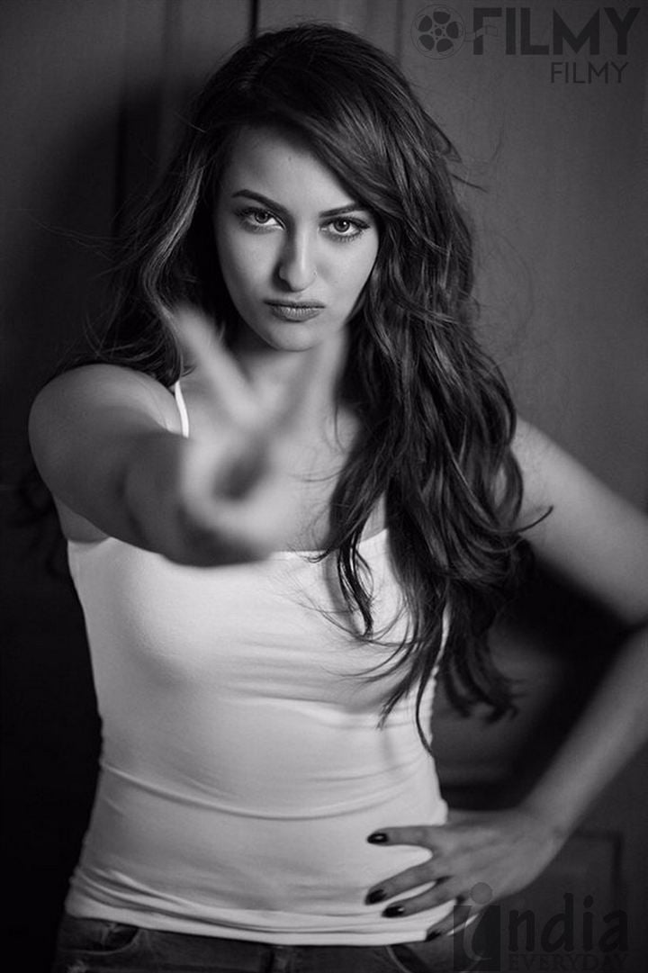 15 Cute Pics Of Hot Sonakshi Sinha Bollywood Actress Turned Singer | Reckon  Talk