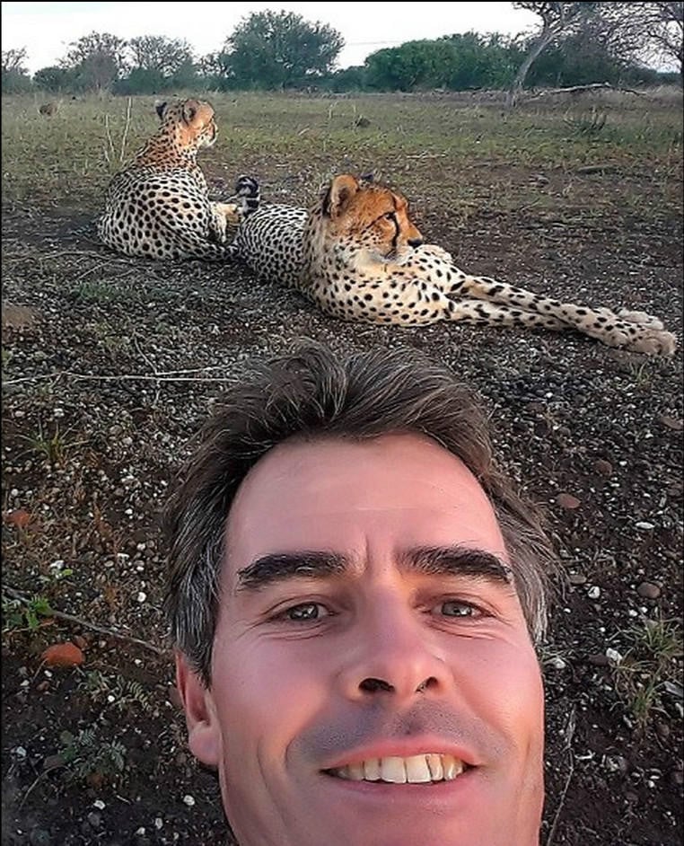 kim wolhuter, kim wolhuter photo, wildlife, photographer, photography, cheetah, selfie with animals, national geographic photo, discovery photo, most daring photographer, filmmaker, botswana, africa