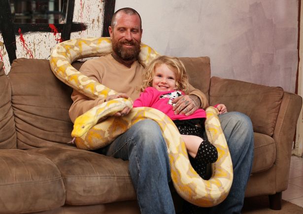 Eric leblanc, eric leblanc photo, america, children with snake, kids with python, kids with lizard, animals home, reptile lovers, california, dangerous pet, children playing with snakes, play with python, weird family, amazing, coolest dad