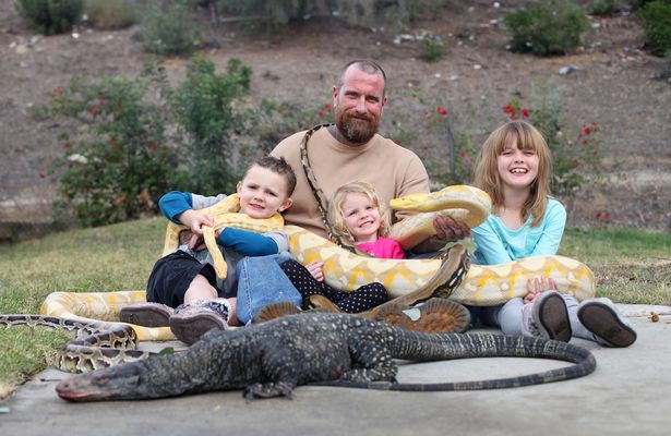 eric leblanc, eric leblanc photo, america, children with snake, kids with python, kids with lizard, animals home, reptile lovers, california, dangerous pet, children playing with snakes, play with python, weird family, amazing, coolest dad